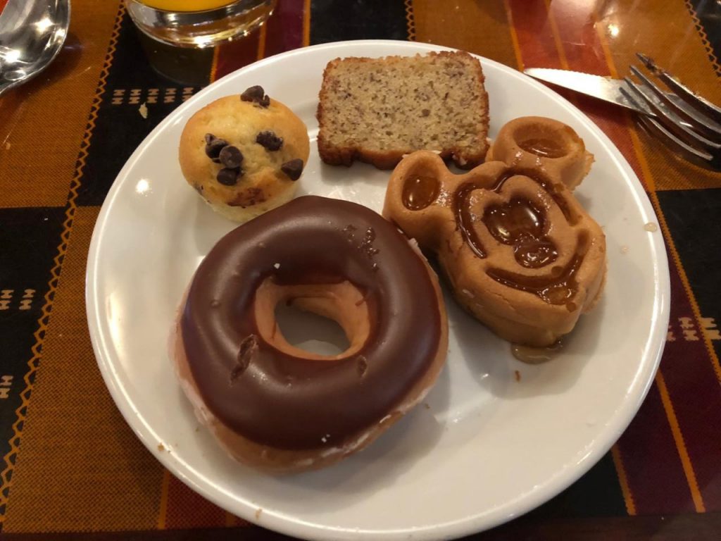 Até um café da manhã fica mais legal com o waffle do Mickey